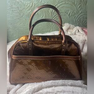 Authentic Louis Vuitton Vernis butterscotch Tompkin bag w/ dust bag.